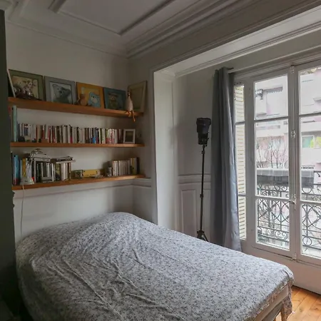 Bright - Near Park Apartment *